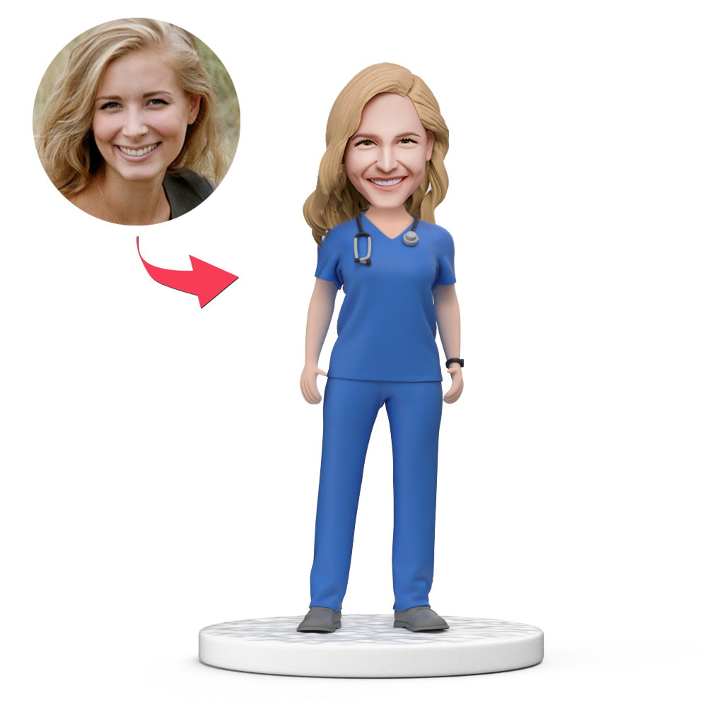 MadeMine vrouwelijke doktersbobblehead in blauwe scrubs met gegraveerde tekst, ideaal voor Nationale Doktersdag geschenk