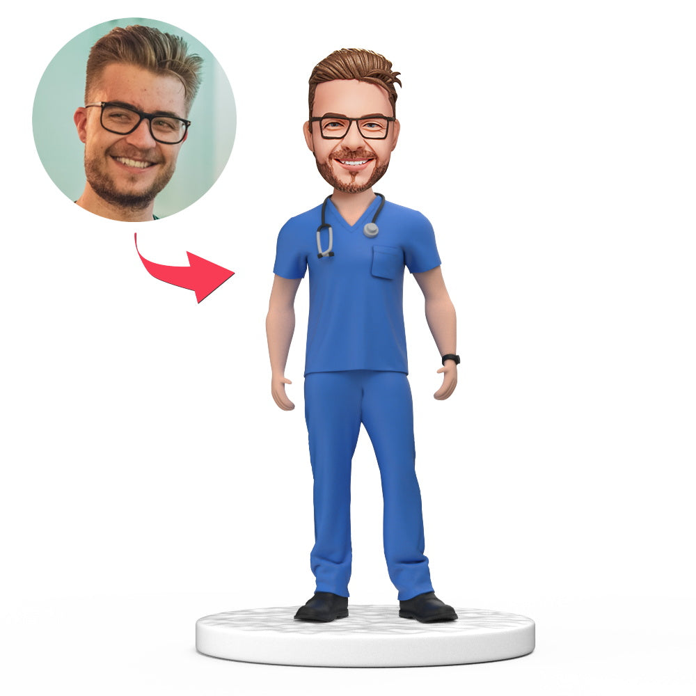 Persoonlijke mannelijke dokter bobblehead in blauwe scrubs met gegraveerde tekst, geschikt als cadeau voor nationale doktersdag