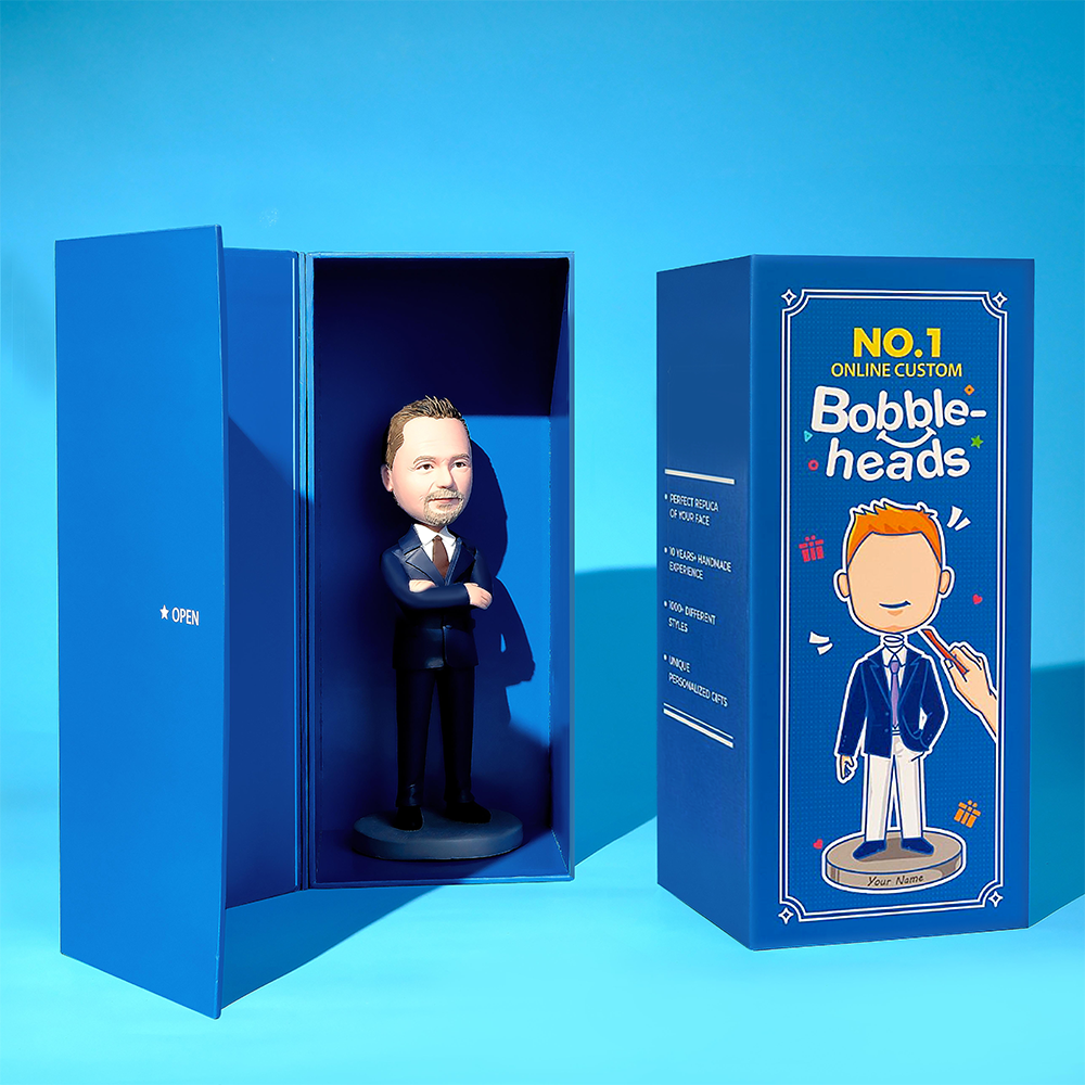 MadeMine verpleegster bobblehead met blauwe kleding en gegraveerde tekst, gedetailleerde handgemaakte beeldje, perfect als cadeau.