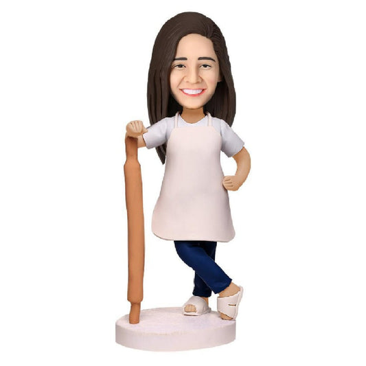 MadeMine vrouwelijke patissier bobblehead met gegraveerde tekst, gedetailleerd beeld van een vrouwelijke chef in patisserie-outfit.
