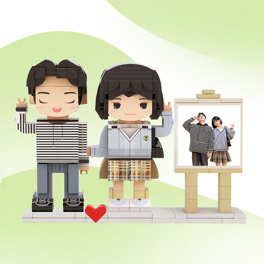 MadeMine custom full-body brick figures of two people with a photo frame, perfect gift for a spouse.