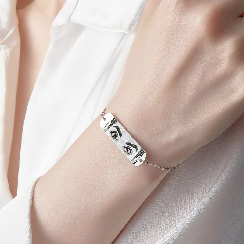 Persoonlijke foto armband Eyes Edition van MadeMine met oogontwerp en verstelbare leren band op witte achtergrond