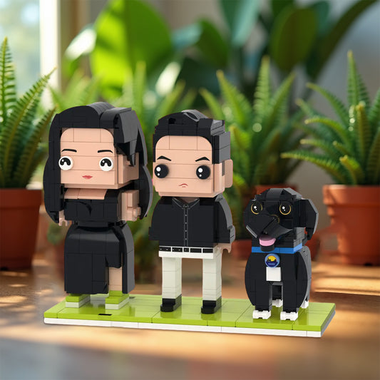 Persoonlijke dubbele brick figures met twee mensen en hond, gemaakt door MadeMine, voor unieke gepersonaliseerde cadeaus.