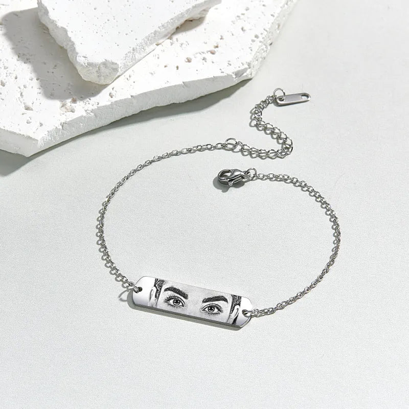 Persoonlijke foto armband 'Eyes' editie van MadeMine met een close-up van de armband met oogafbeelding