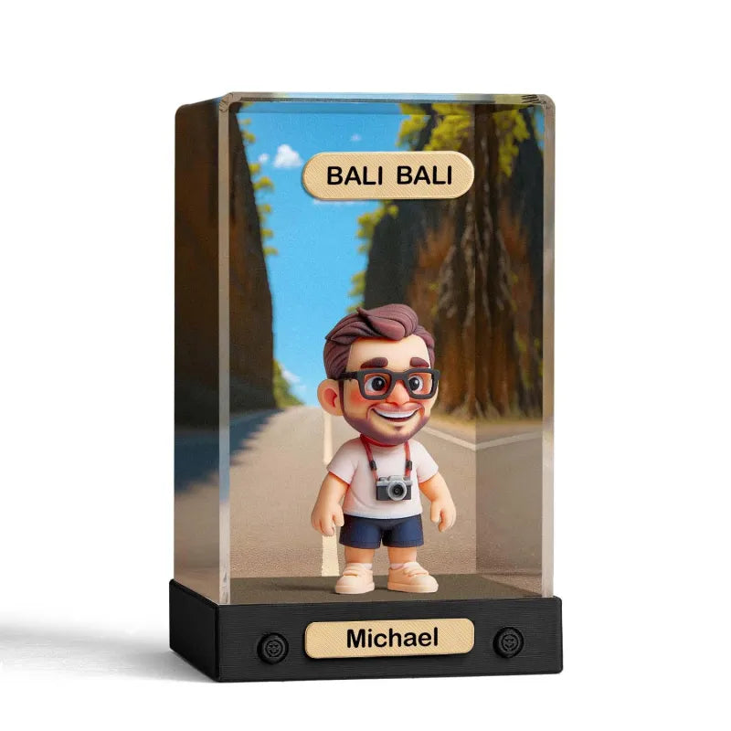 MadeMine 3D mini acrylic display box with personalized 1-person figure, showcasing customizable gift presentation.