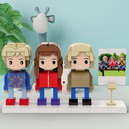 MadeMine Trio Brick Figure Fotolijst voor 3 personen, gepersonaliseerd cadeau, houten frame met ruimte voor foto’s van geliefden.