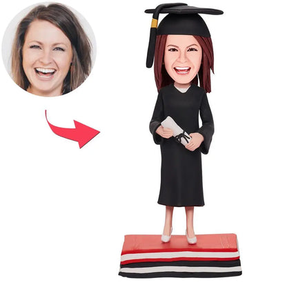 Gepersonaliseerde afstudeergirl bobblehead van MadeMine met gegraveerde tekst, gedetailleerd en levendig voor viering van diploma.