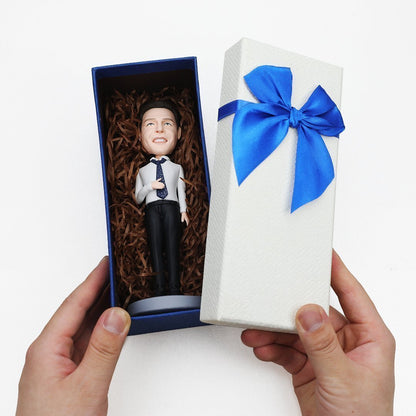 Persoonlijke MadeMine bobblehead van zakenman met paraplu en handtas, met gegraveerde tekst, als uniek cadeau.