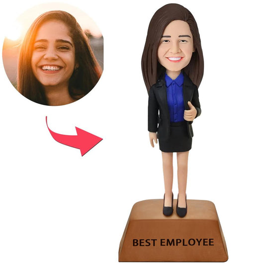 MadeMine vrouwelijke executive bobblehead met gepersonaliseerde tekst en trofee-base, geschikt als bedankje voor werknemers.