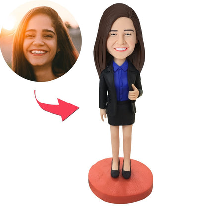 MadeMine vrouwelijke executive bobblehead met gegraveerde tekst, ideale trofee voor beste werknemer, met gedetailleerde uitstraling.