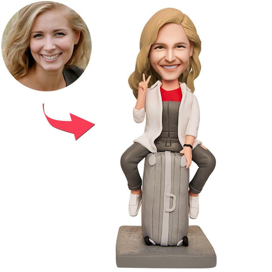 MadeMine vrouwen koffer bobblehead met gravure, gepersonaliseerd en gedetailleerd, op een witte achtergrond.