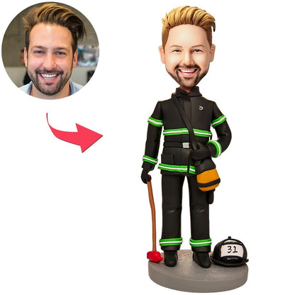 Gepersonaliseerde brandweermans bobblehead met gegraveerde tekst, gemaakt door MadeMine, met gedetailleerde brandweerkleding en helm.