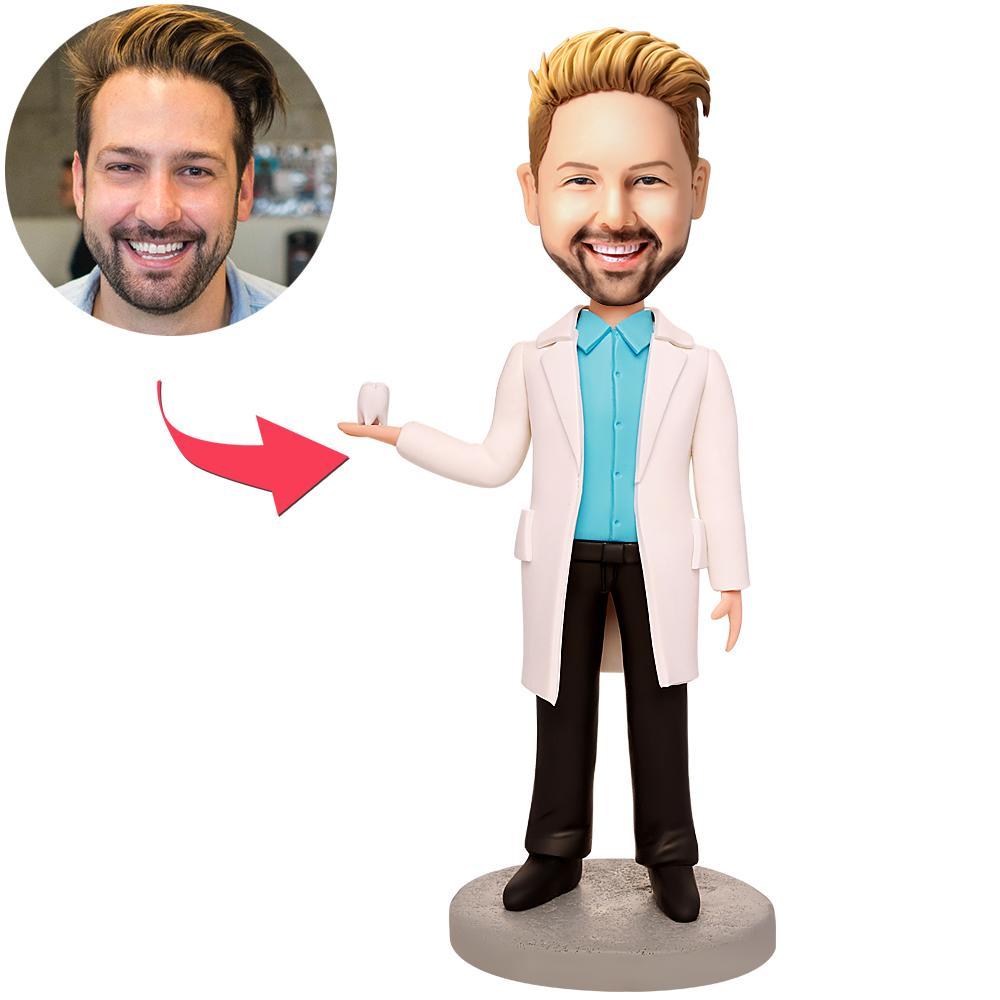 Persoonlijke mannelijke tandarts bobblehead met gegraveerde tekst, gepersonaliseerd cadeau door MadeMine, gedetailleerd en kleurrijk.