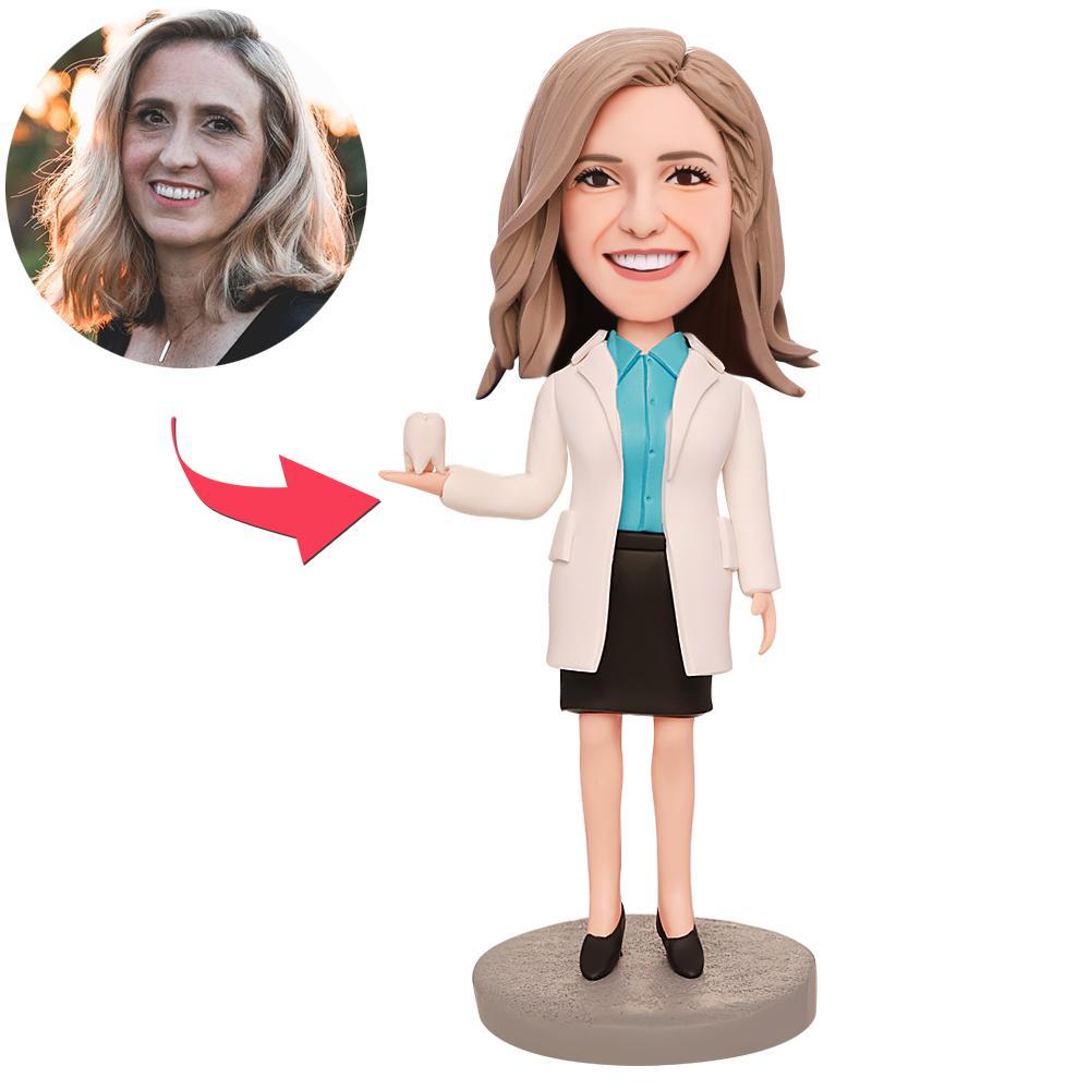Persoonlijk vrouwelijke tandarts bobblehead met gegraveerde tekst, handgemaakt als gepersonaliseerd cadeau van MadeMine.