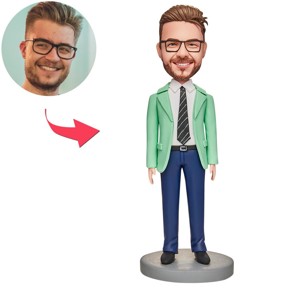 Groene business man bobblehead van MadeMine met gegraveerde tekst, gedetailleerd en levendig weergegeven.