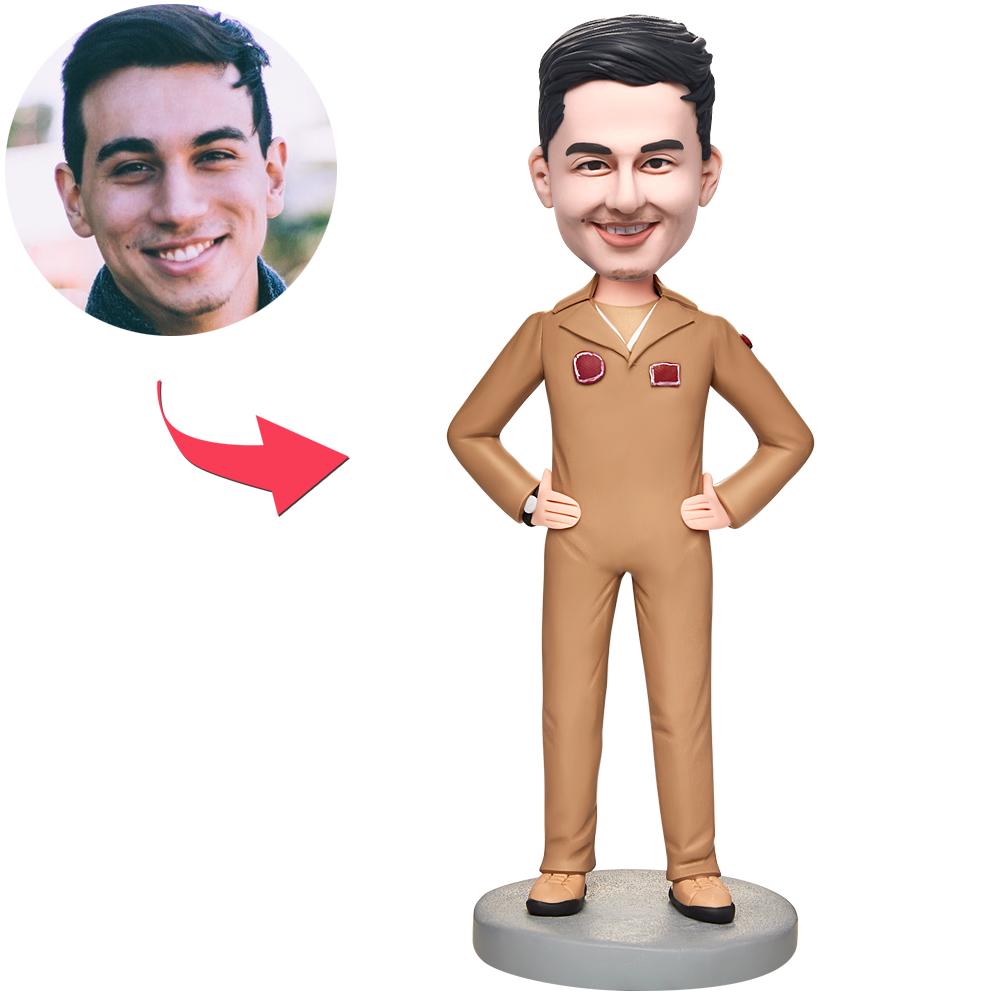 Gepersonaliseerde militaire soldaat bobblehead met ingegraveerde tekst, gemaakt door MadeMine, detailrijke afbeelding van de standbeelden