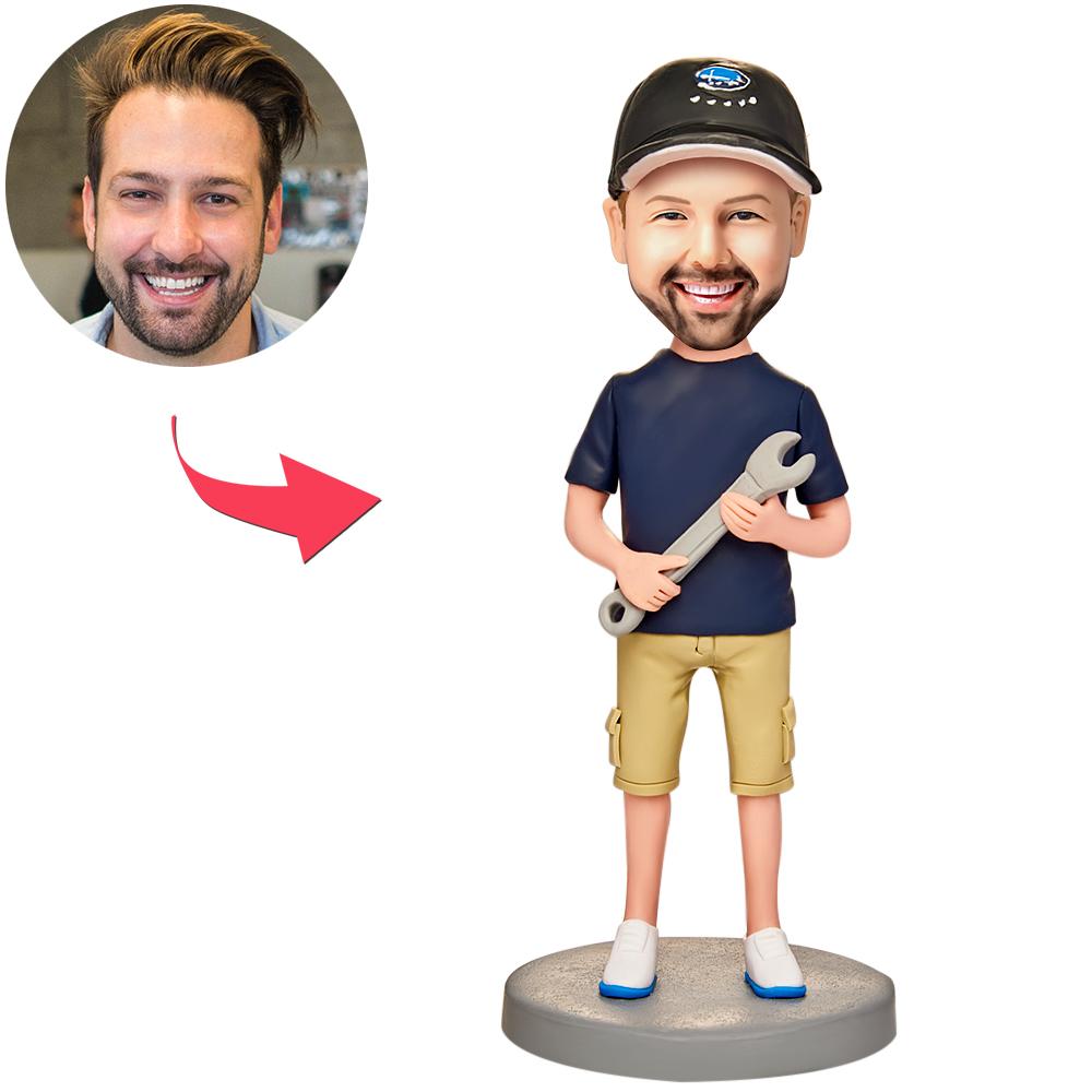 Man met sleutelhanger-bobblehead met gegraveerde tekst, gemaakt door MadeMine, met gedetailleerd gezicht en gekleed in casual kleding