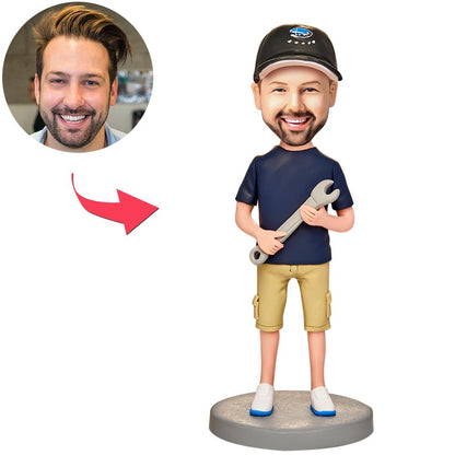 Man met sleutelhanger-bobblehead met gegraveerde tekst, gemaakt door MadeMine, met gedetailleerd gezicht en gekleed in casual kleding