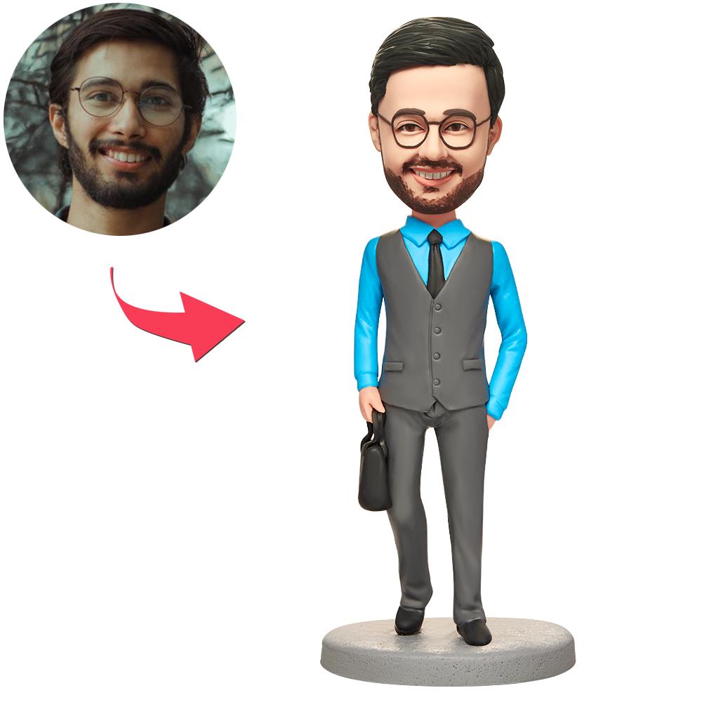 Gekleurde bobblehead van een zakenman met tas en gegraveerde tekst, gemaakt door MadeMine, detailrijke handgemaakte figurine.