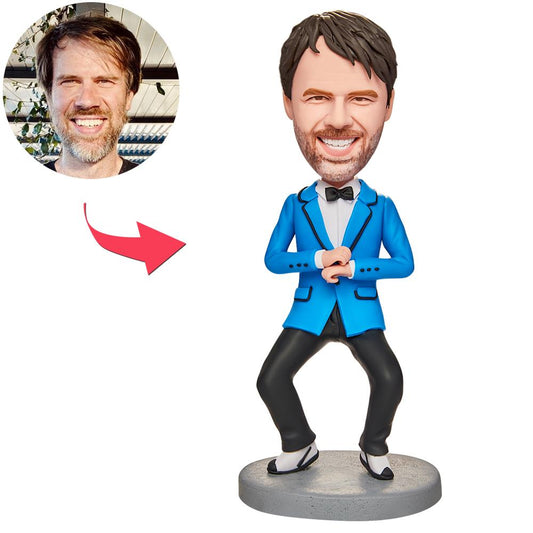 Gepersonaliseerde popzanger bobblehead door MadeMine met ingegraveerde tekst, gedetailleerde gezichtsexpressie en kleurrijke kleding.