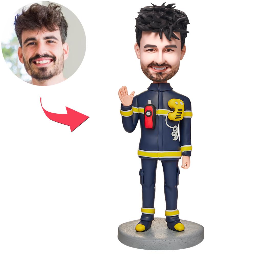 Gepersonaliseerde brandweerman bobblehead van MadeMine met gegraveerde tekst, gedetailleerd en levendig weergegeven.