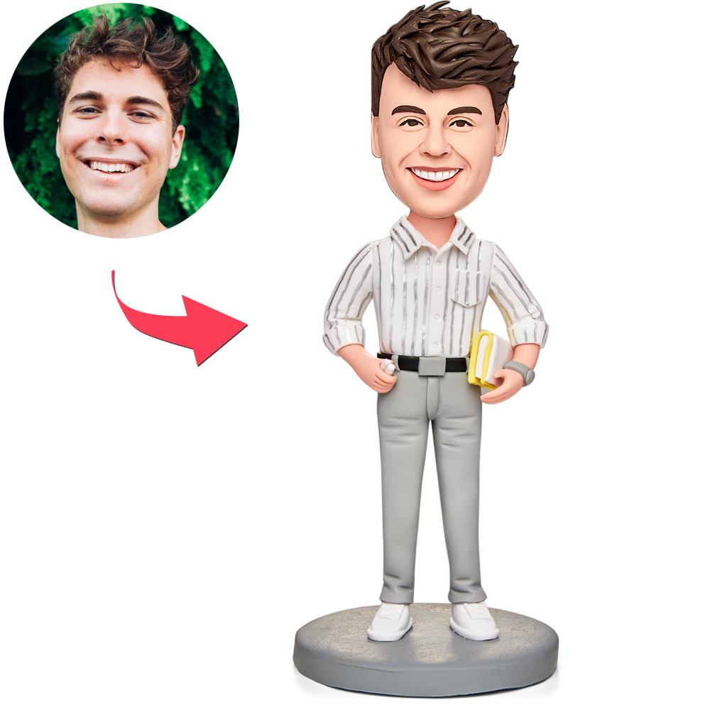 Mannelijke leraar met boek en gepersonaliseerde MadeMine bobblehead, gedetailleerde afbeelding met gegraveerde tekst