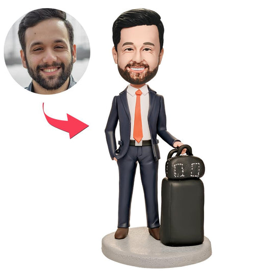 Persoonlijke wereldreiziger bobblehead met gegraveerde tekst, gemaakt door MadeMine, ideaal als gepersonaliseerd cadeau