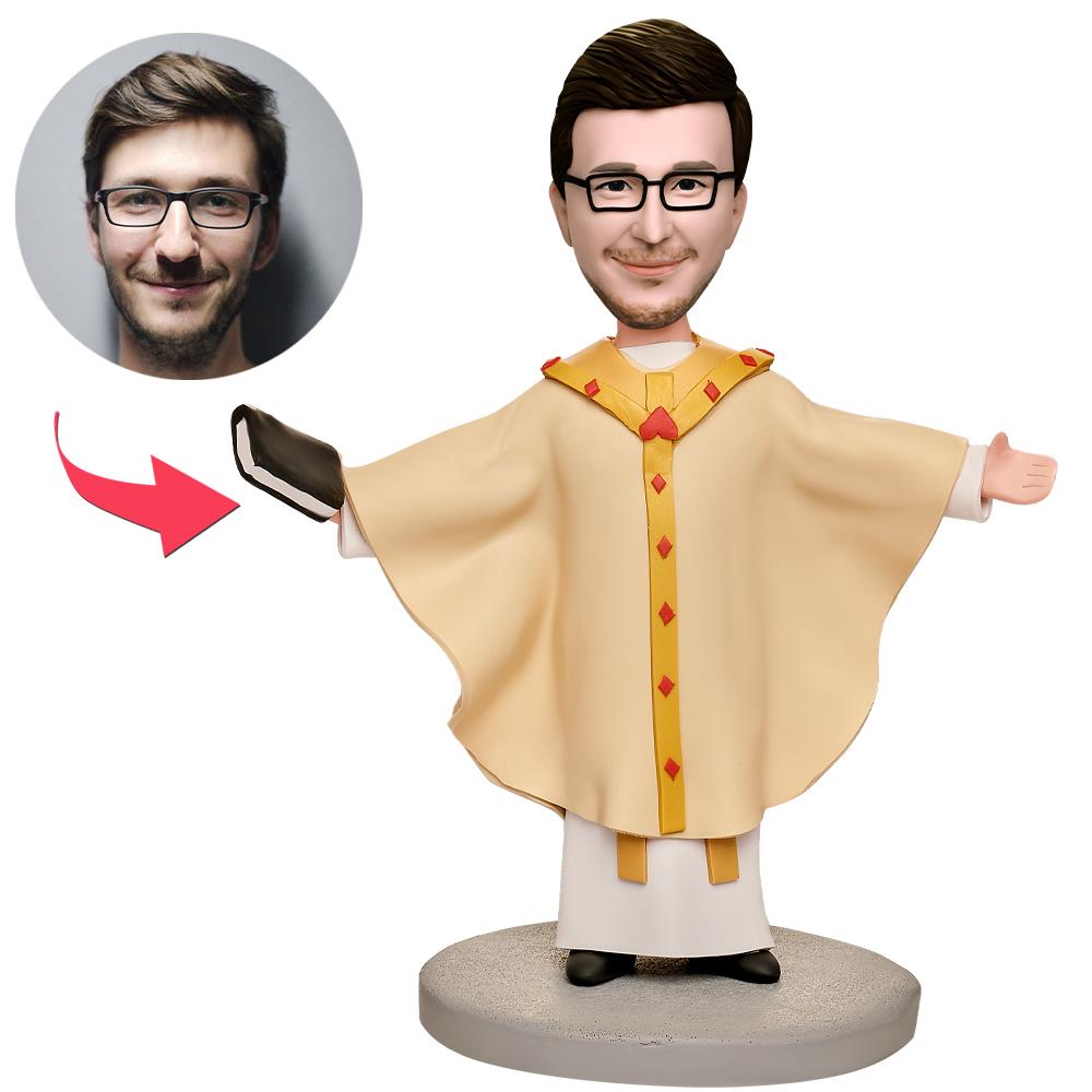 Gepersonaliseerde priesters bobblehead met gegraveerde tekst, gemaakt door MadeMine, geschikt voor religieuze vieringen en geschenken.