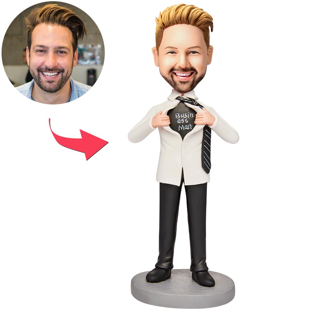 Witte zakenman bobblehead van MadeMine met gesneden tekst, gekleed in pak en stakend met bewegende hoofd.