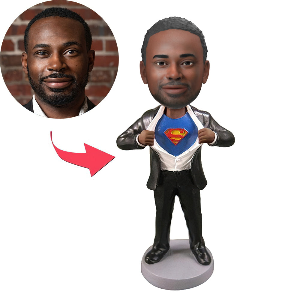 Superman bobblehead in zwart pak met opdruk, gemaakt door MadeMine, handgemaakt en gedetailleerd, op een witte achtergrond