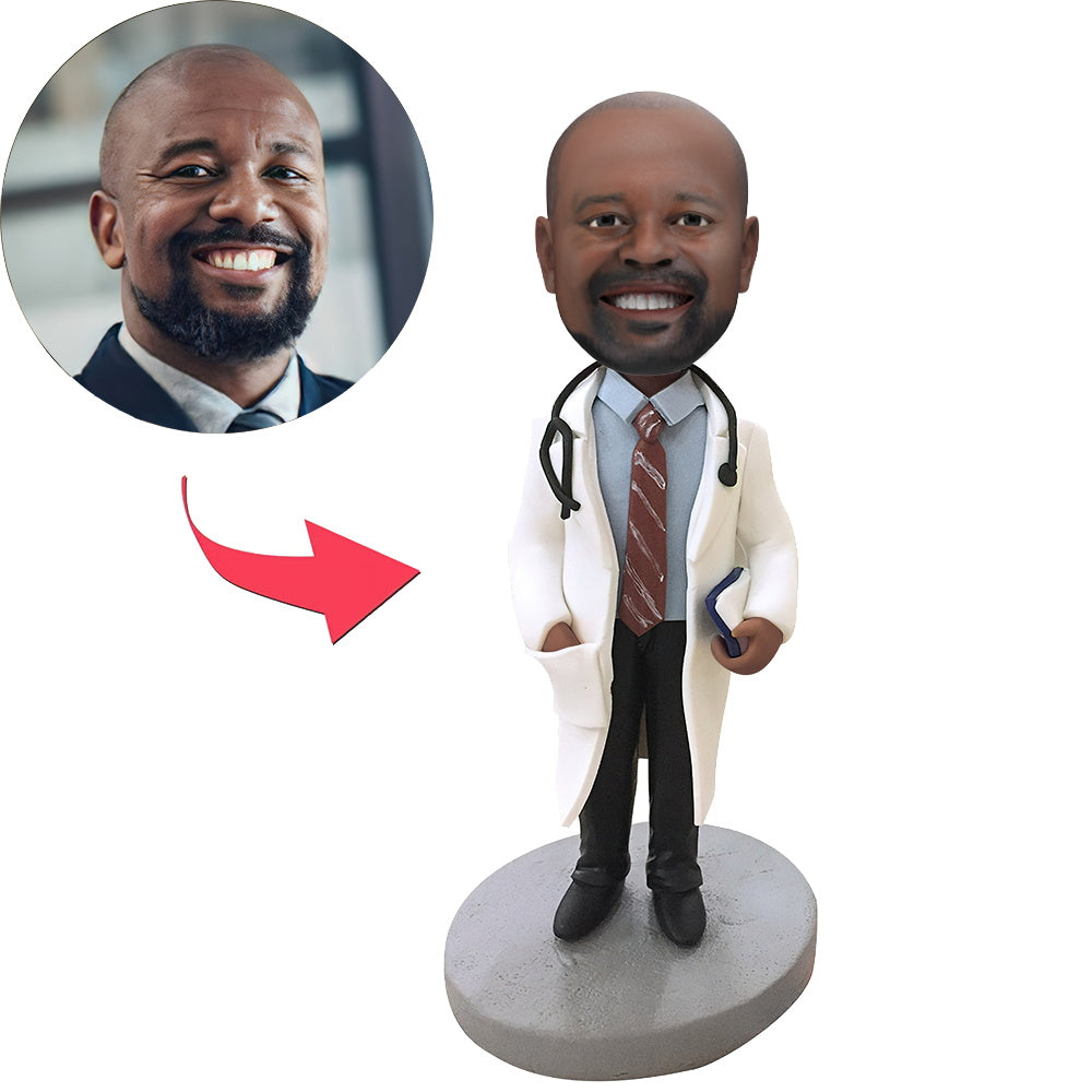 Gekleurde MadeMine dokter bobblehead met stethoscoop en naamgravure, gedetailleerd en speels in beeld.