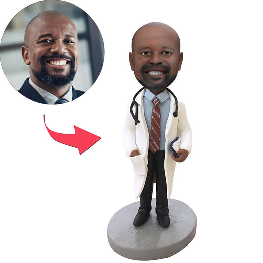 Gekleurde MadeMine dokter bobblehead met stethoscoop en naamgravure, gedetailleerd en speels in beeld.