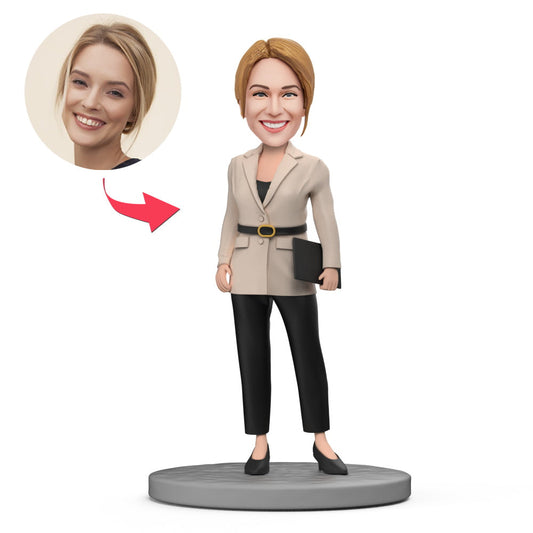 Gele blazer en zwarte broek bobblehead van MadeMine met gegraveerde tekst, stijlvol kantooroutfit, gedetailleerd beeld.