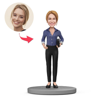 Blauwe shirt en zwarte broek bobblehead van MadeMine met gegraveerde tekst, gedetailleerd en levendig weergegeven in de afbeelding