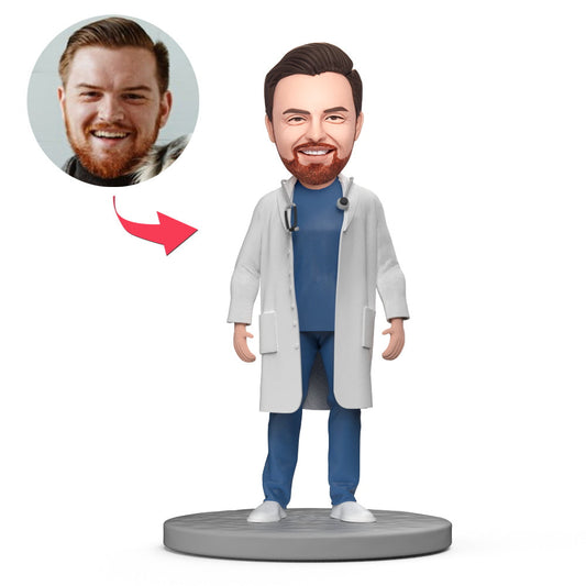 Surgical chirurgen wit labjas bobblehead met gepersonaliseerde inscriptie, gemaakt door MadeMine, met gedetailleerde gezichtsuitdrukking.