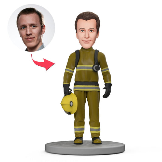 Geleerde brandweerman met hoed bobblehead van MadeMine met gegraveerde tekst en gedetailleerd uniform, geschikt voor verzamelingen.