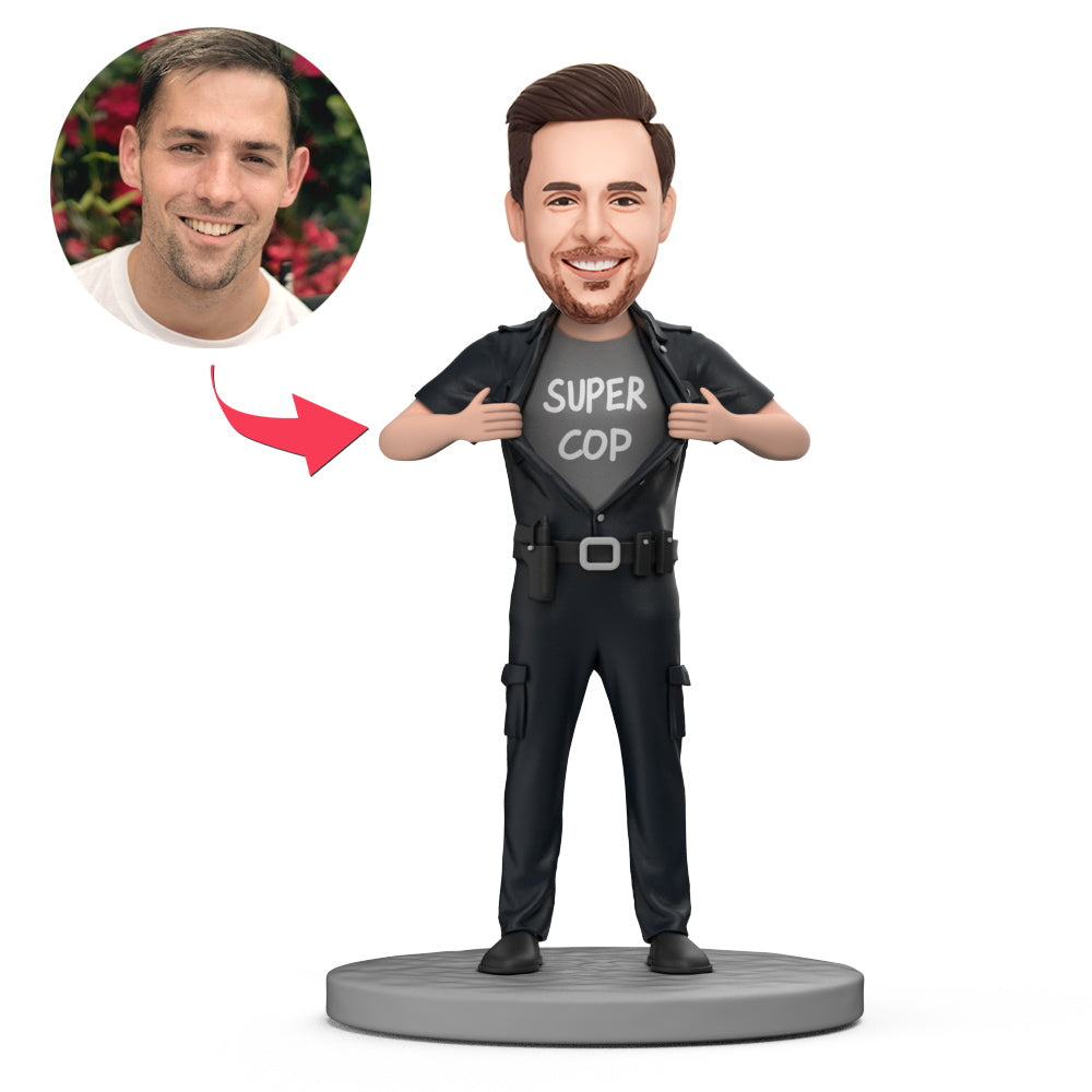 Mannelijke supercop bobblehead met naamgravure, gepersonaliseerd en gemaakt door MadeMine, afbeelding van het handgemaakte beeld.