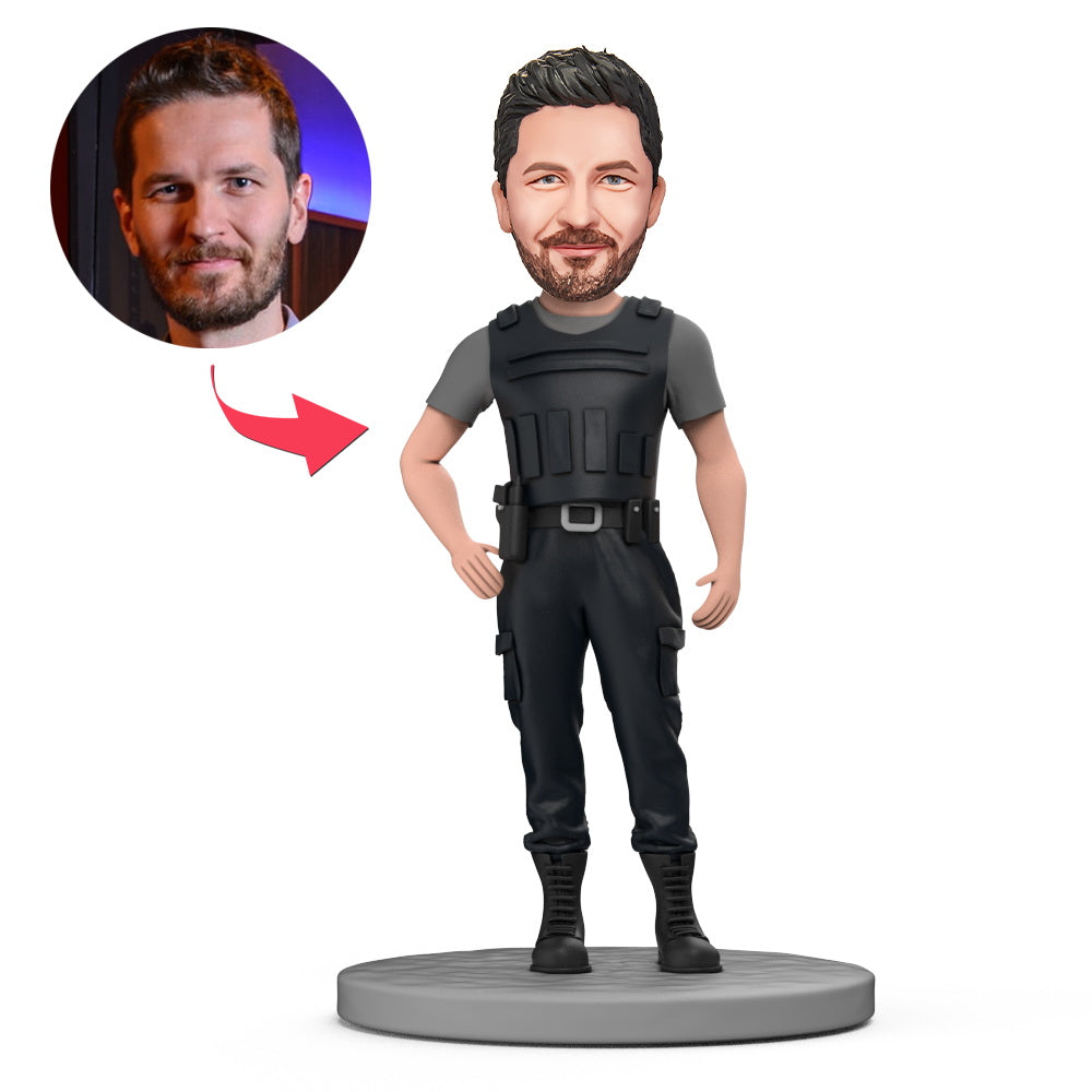 Politie-bobblehead in kogelwerende vest met gegraveerde tekst, gemaakt door MadeMine, close-up van het gedetailleerde beeld.