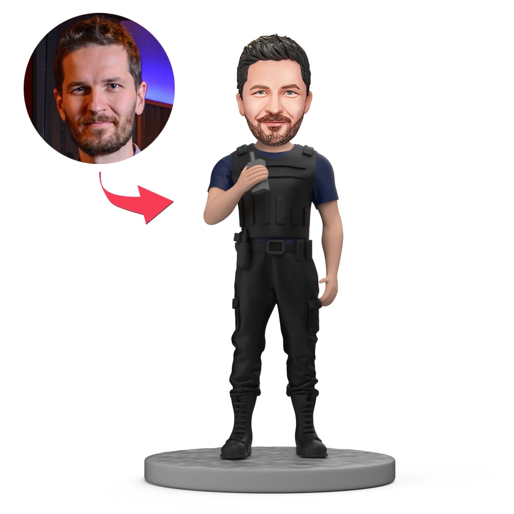 Gepersonaliseerde bobblehead van een knappe politieagent in bodyarmor met walkietalkie in de hand, gemaakt door MadeMine.