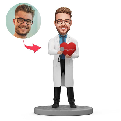Gepersonaliseerde dokter bobblehead van MadeMine, cardioloog met rood hart in zijn hand, gedetailleerd en levendig weergegeven.