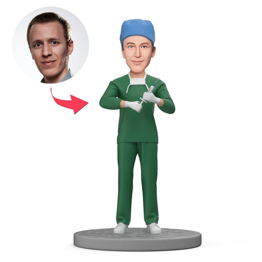 Gepersonaliseerde anesthesioloog bobblehead met spuit en gegraveerde tekst, gemaakt door MadeMine, detailrijke actiefiguur.