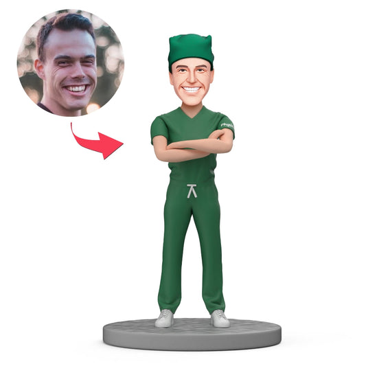 Op maat gemaakte arts bobblehead met chirurgisch pak van MadeMine, gedetailleerd en levendig uitbeeldend met bewegend hoofd.