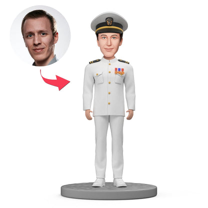 Mannenbobblehead van MadeMine met navy uniform en gegraveerde tekst, vertegenwoordigt een naval officer in militaire uitrusting.