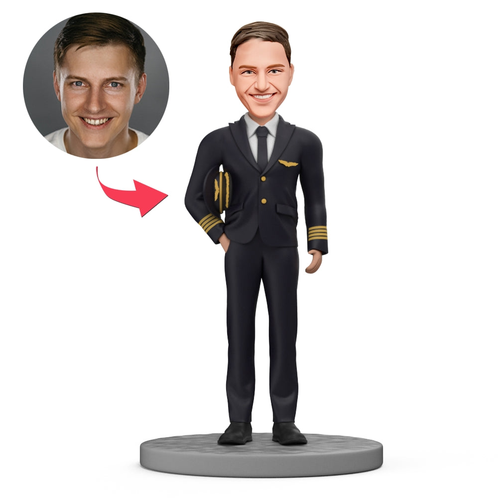 Aantrekkelijke MadeMine pilotenbobbelkop in uniform, met vliegtuigthema, gedetailleerde capuchon en levendige uitstraling.