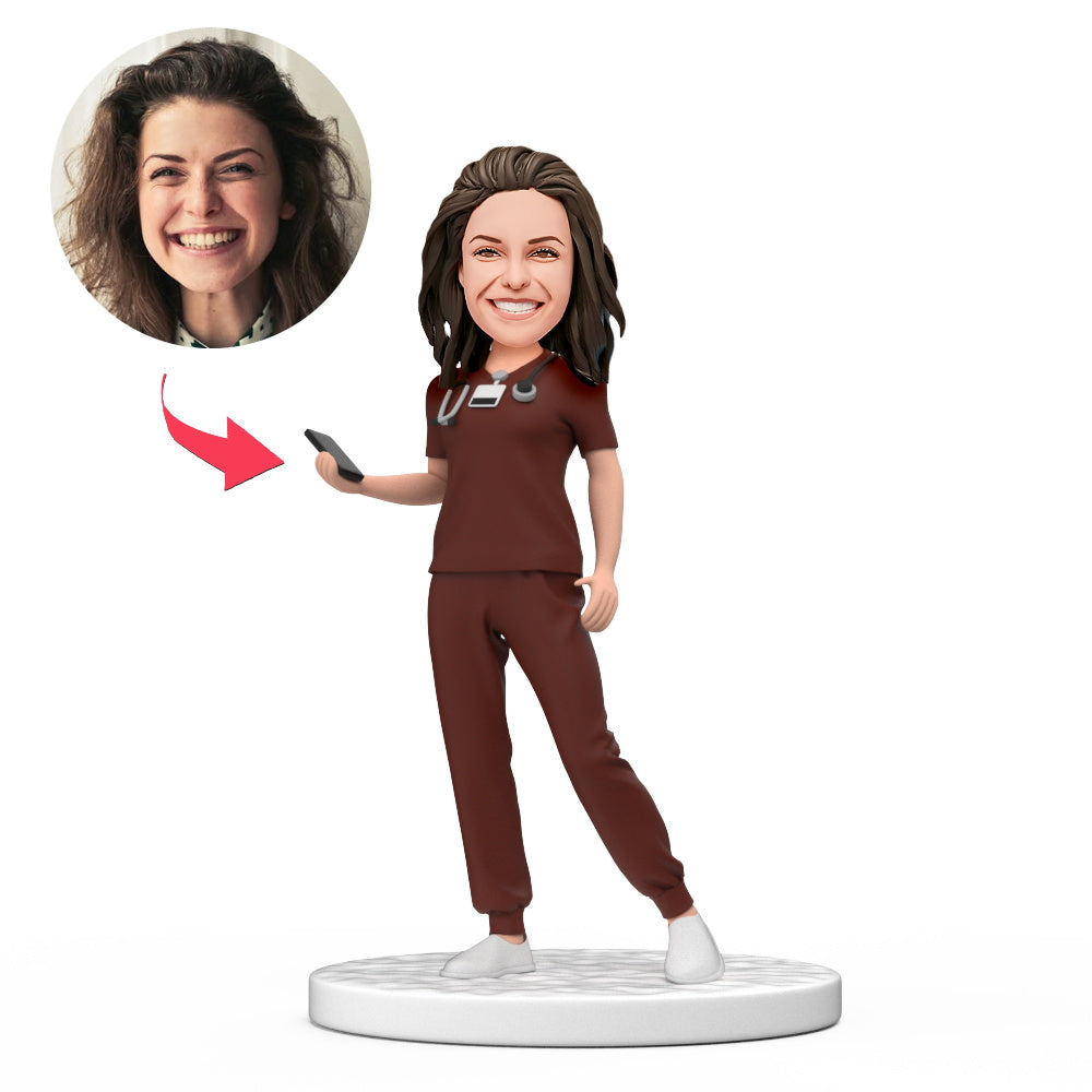 Persoonlijke vrouwelijke dokter bobblehead in rode scrubs met mobiele telefoon, gemaakt door MadeMine, geschikt voor nationale Doktersdag.