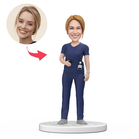 Persoonlijke vrouwelijke dokters-bobblehead in donkerblauwe scrubs met gegraveerde tekst, perfect als gift voor Nationale Doktersdag.