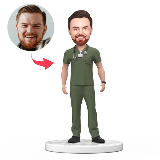 MadeMine dokters bobblehead in groene scrubs met gegraveerde tekst, ideaal voor Nationale Doktersdag, gedetailleerd en levendig weergegeven.