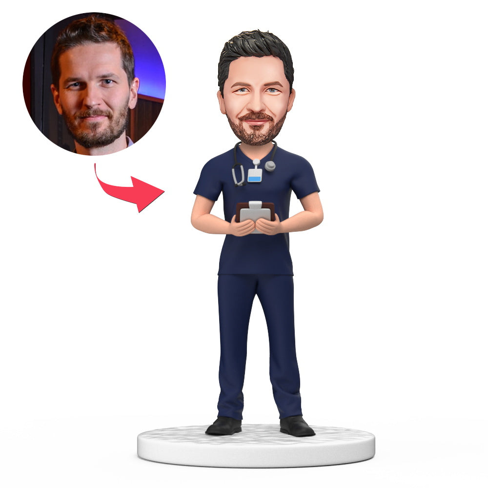 Mannelijke dokter bobblehead in donkerblauwe scrubs met gegraveerde tekst, gemaakt door MadeMine, geschikt als nationale doktersdag geschenk