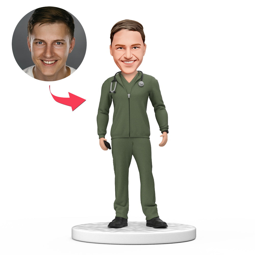 Persoonlijke mannelijke dokter bobblehead in groene scrubs met jas en gegraveerde tekst, geschikt voor nationale doktersdag.