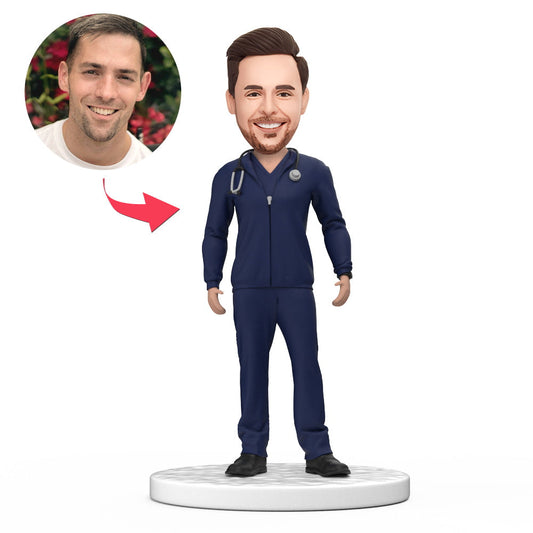 Gepersonaliseerde mannelijke dokter bobblehead in blauwe scrubs met jas en gegraveerde tekst, geschikt als nationale Doktersdag cadeau